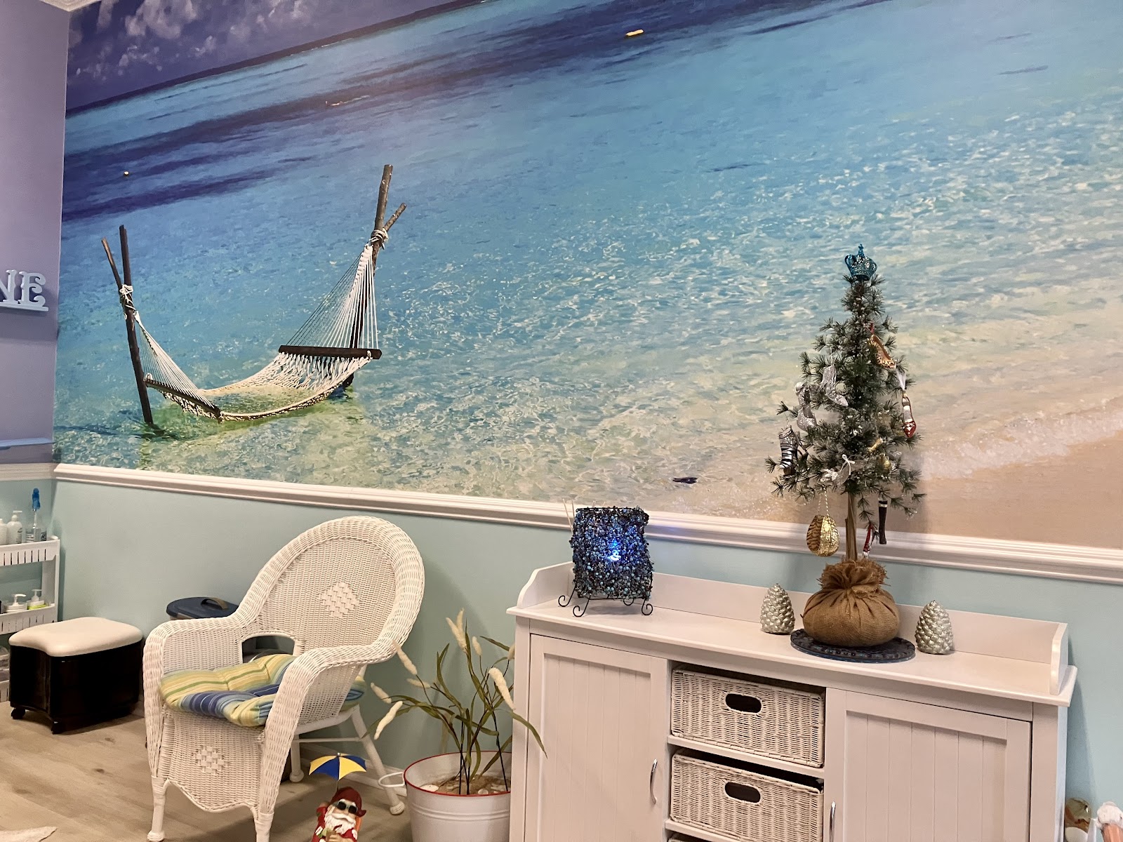 Beauty & the Beach Natural Nail Salon logo